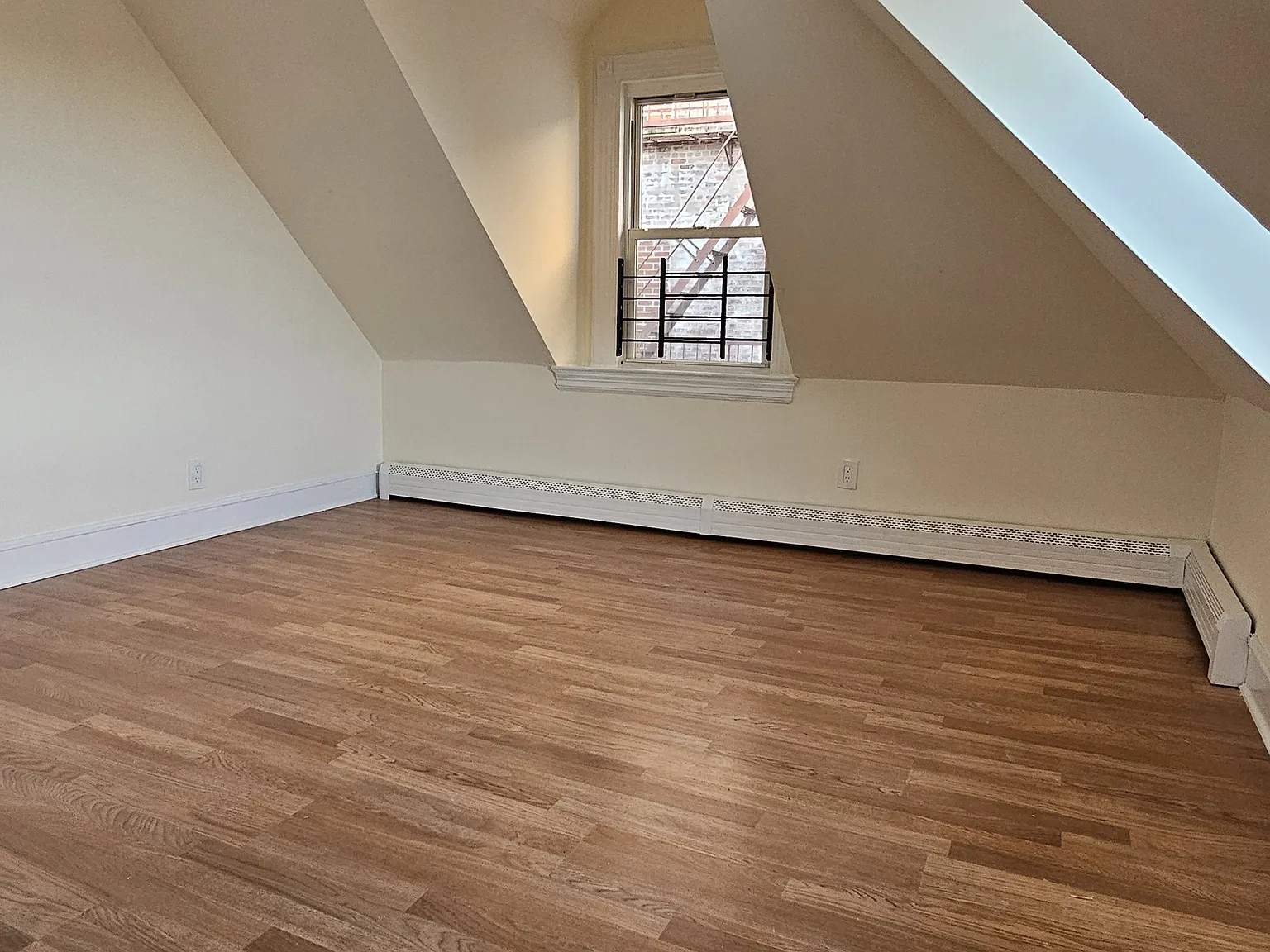 3 bed, 890 sqft, $2,650 — Photo 2