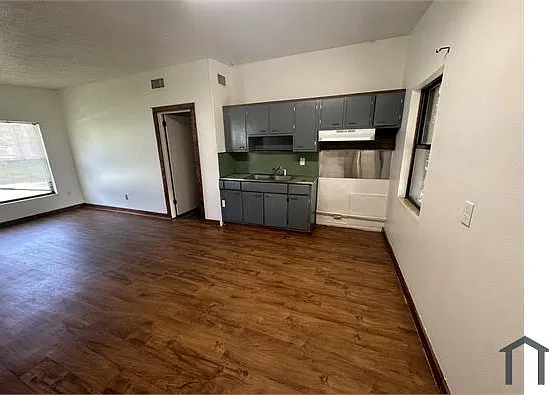 3 bed, $1,400 — Photo 3