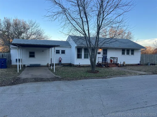 1402 Revard Ave, Pawhuska, OK 74056