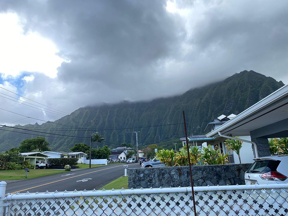Front yard view. Minutes walk to Hoomaluhia Botannical Gardens.