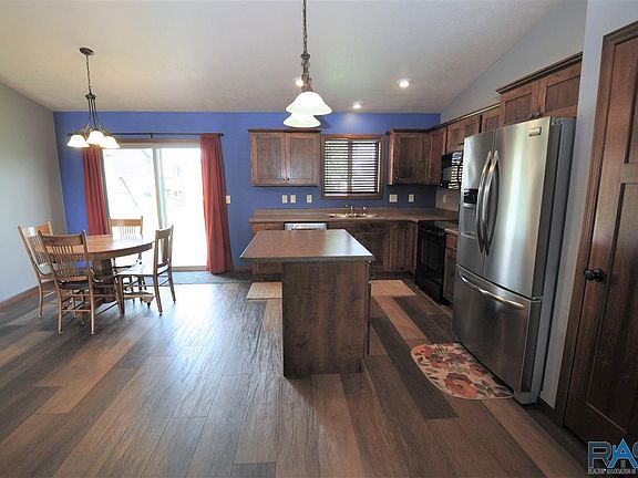 5th image of 1004 Honeysuckle Dr