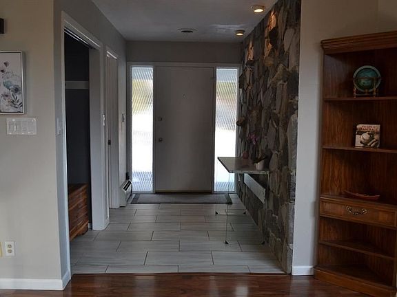 2nd image of 825 Rosewood Ter