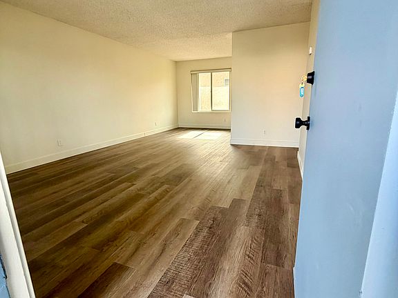 Entrance to living room into dining room