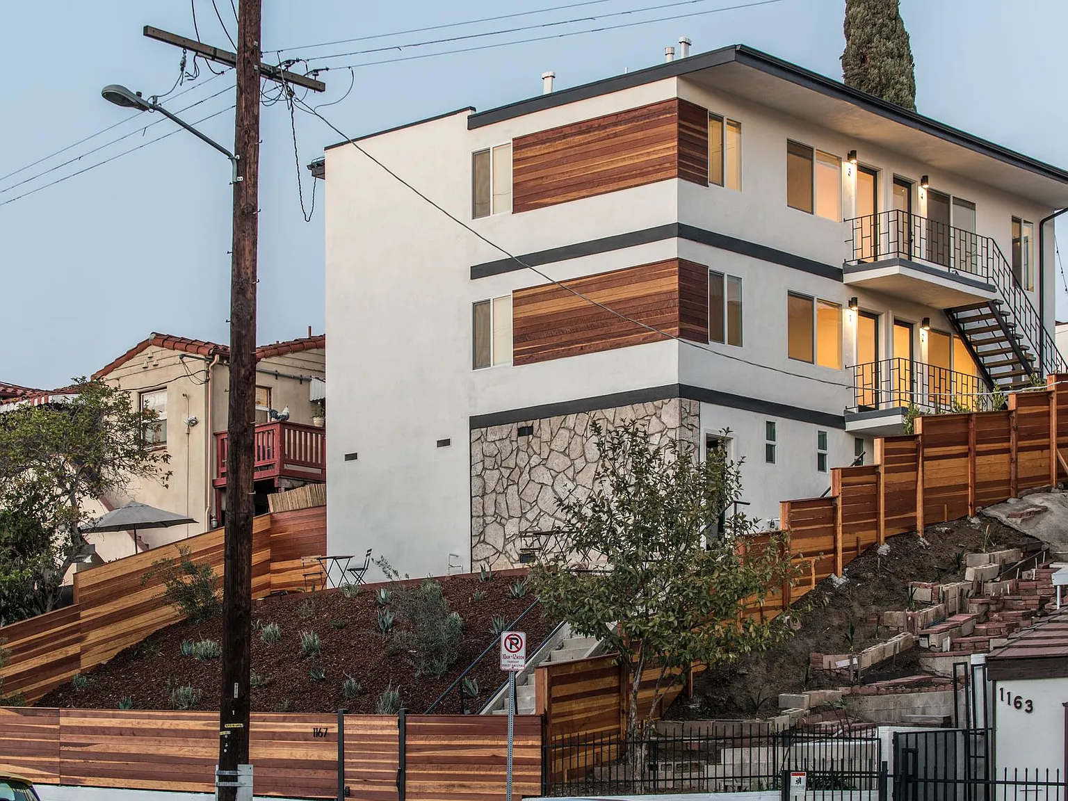 This beautifully updated 1 bed / 1 bath apartment in Echo Park is now available! Parking & In-Uni... — Photo 1