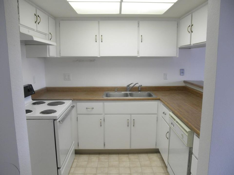 2nd image of 1010 Damon Ln