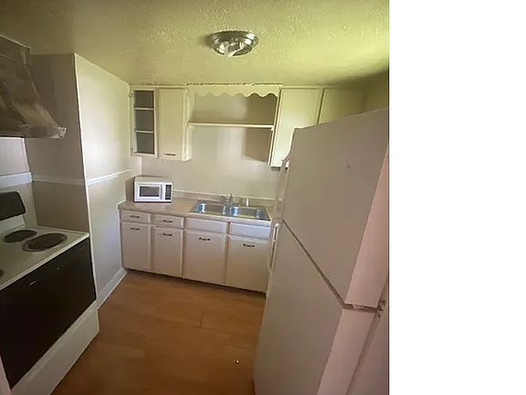 2nd image of 4245 Woodlawn Ave