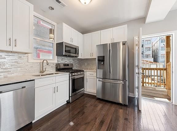 5th image of 1733 N Artesian Ave APT 2