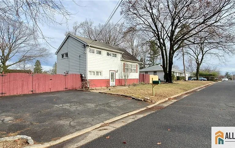 40 Beverly Ave — Photo 3