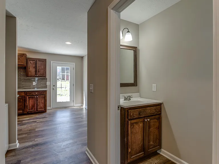 313 N Diagonal St — Photo 5