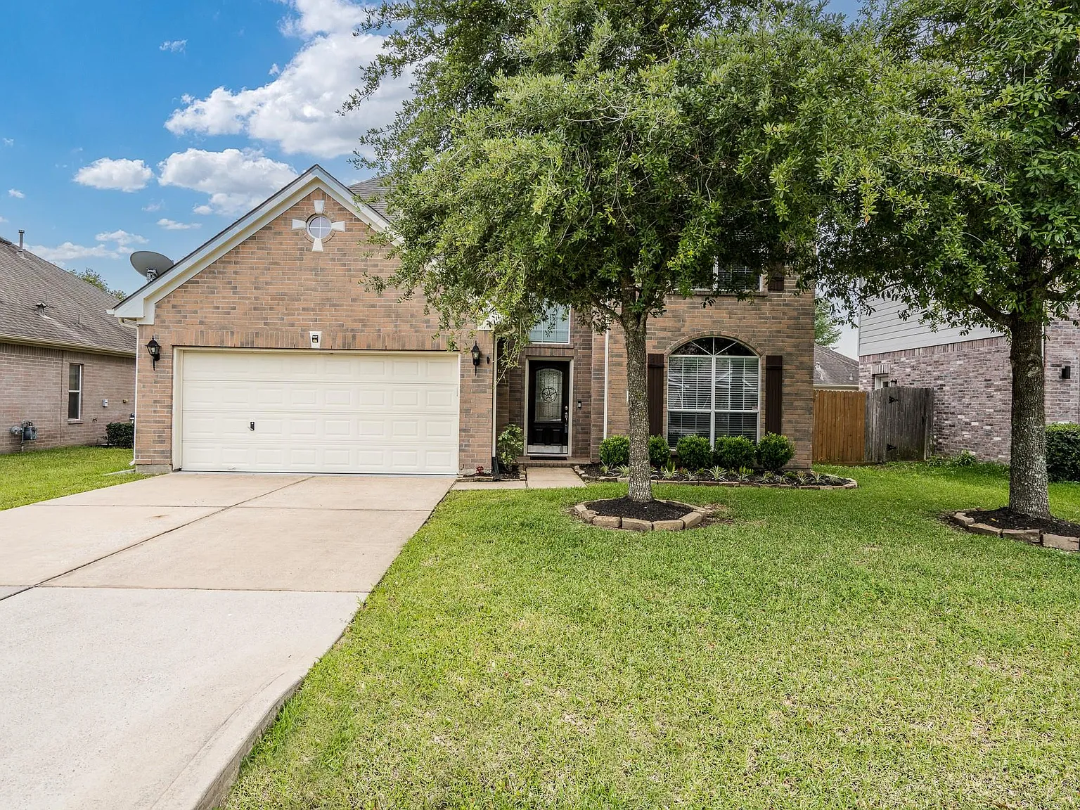 4 bed, 2.5 bath, 2267 sqft, $2,300 — Photo 1