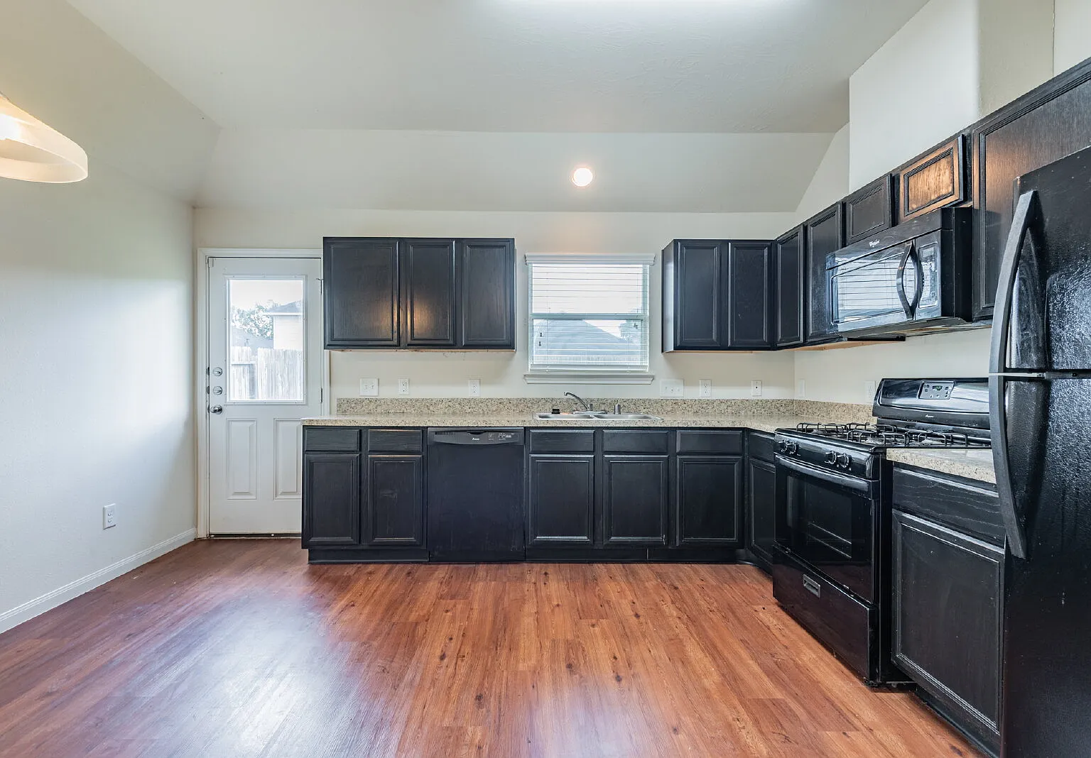 4 bed, 2.0 bath, 1410 sqft, $1,700 — Photo 4
