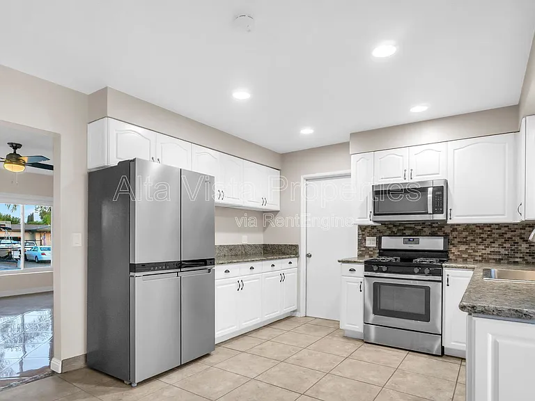 120 Green Ave — Photo 7