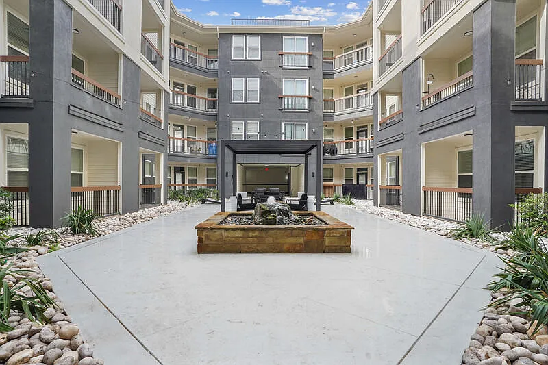 4000 Hulen Apartments — Photo 3