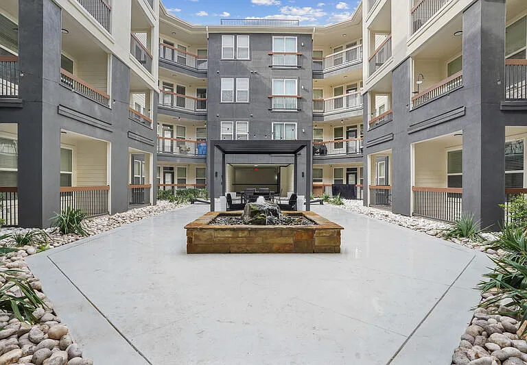 4000 Hulen Apartments — Photo 4