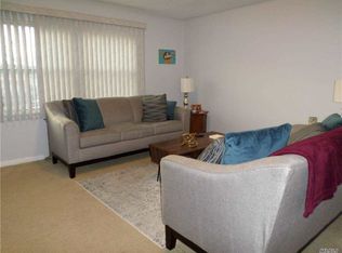 424 S 6th St, Lindenhurst, NY 11757