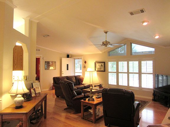 5th image of 106 Yaupon Dr