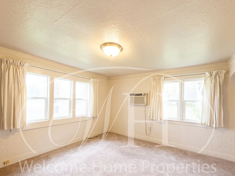 322 SW 1st St — Photo 5