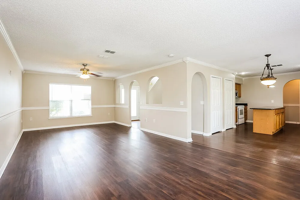 4 bed, 2.5 bath, 2043 sqft, $2,055 — Photo 4