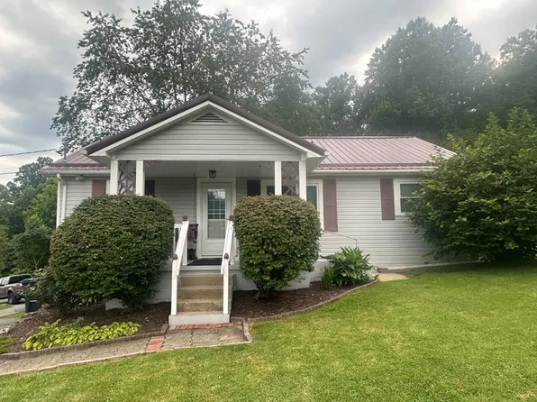 85 Woods St, Ansted, WV 25812