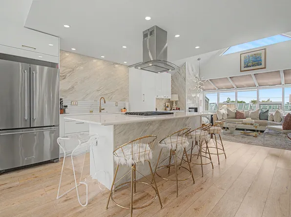 1115 Elm St, White Rock, BC V4B 3R9