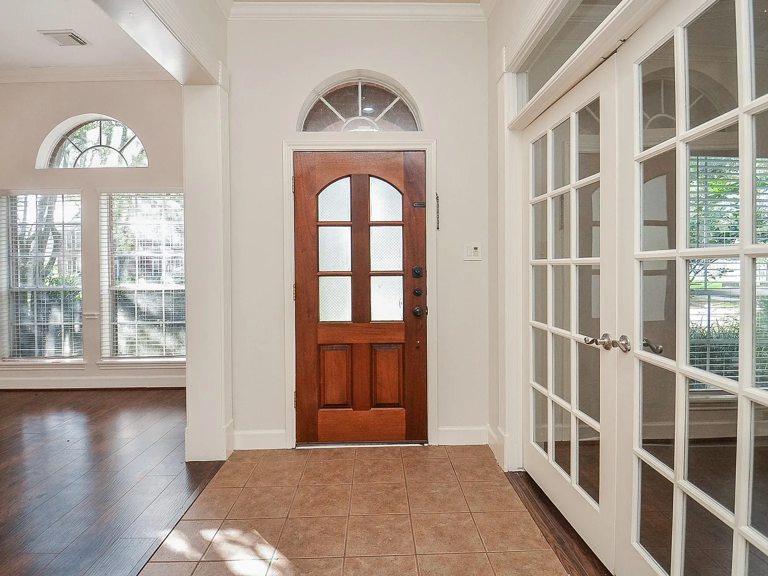 3 bed, 2.0 bath, 2297 sqft, $2,560 — Photo 2