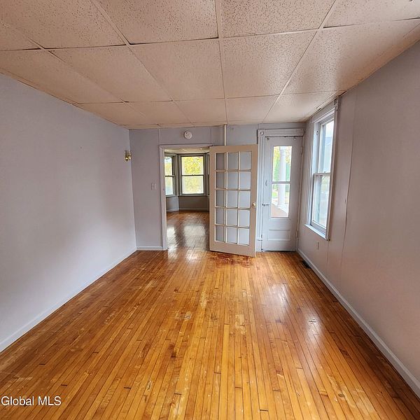 5th image of 836 Union Street