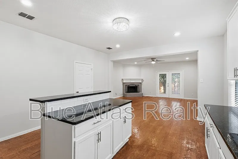 4 bed, 2.5 bath, 2756 sqft, $2,895 — Photo 4