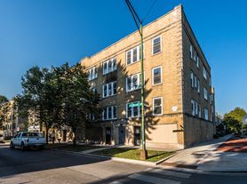 400-08 S Laramie Ave, 2 Bedroom 1 Bathroom Apartment