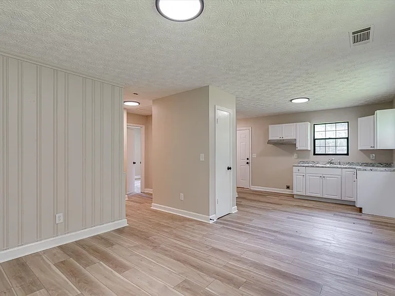840 Emery Rd — Photo 5