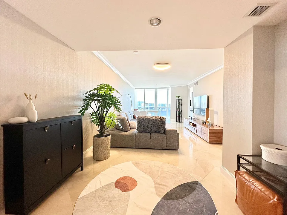 18201 Collins Ave #1901