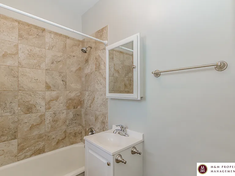 1010 North Boulevard — Photo 20