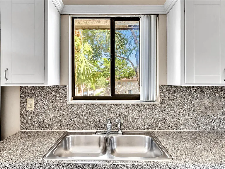 16252 Laurel Dr #201 — Photo 10