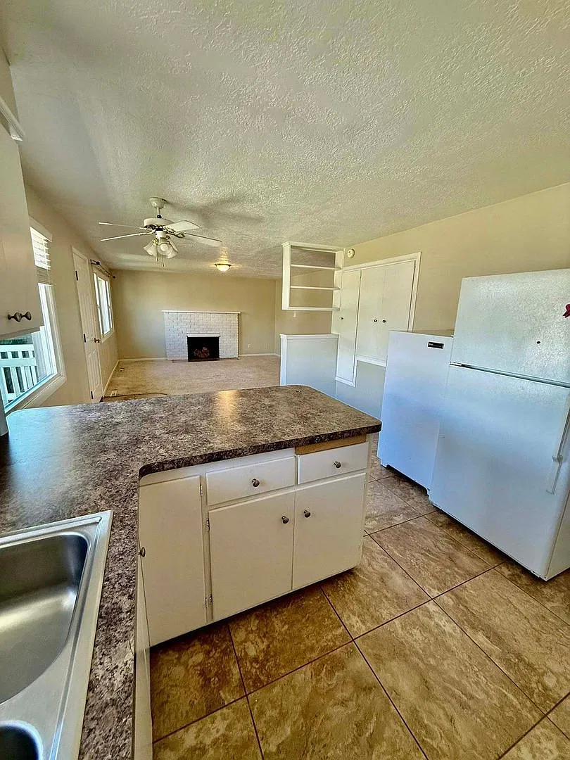 2 Bedroom, pet friendly, upper level with central AC — Photo 4