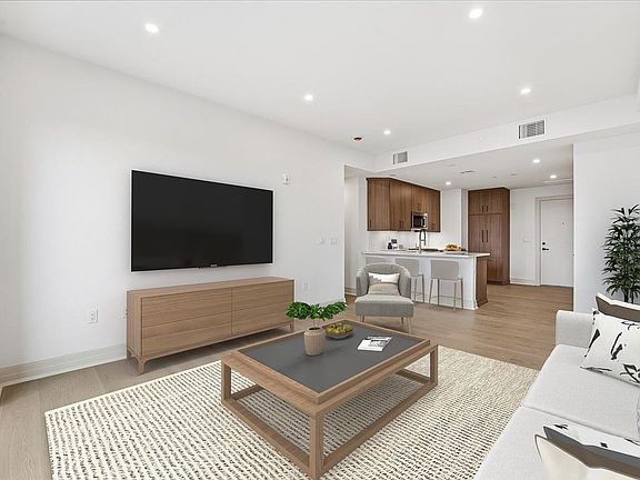 5th image of 931 Madison St #304