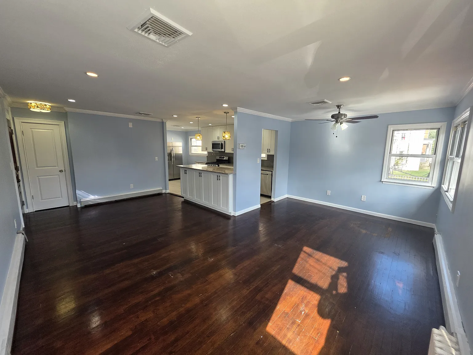 3 bed, 1120 sqft, $3,200 — Photo 4