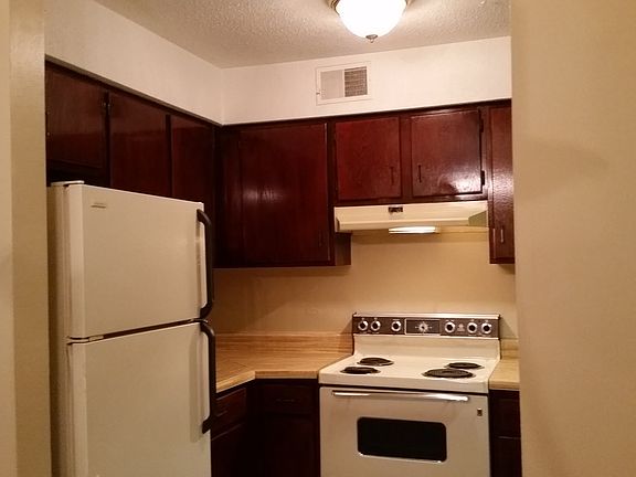 3rd image of 123 Castle Oak Pl