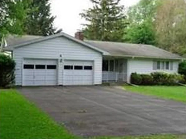 4 Country Club Ln, Greenville, PA 16125