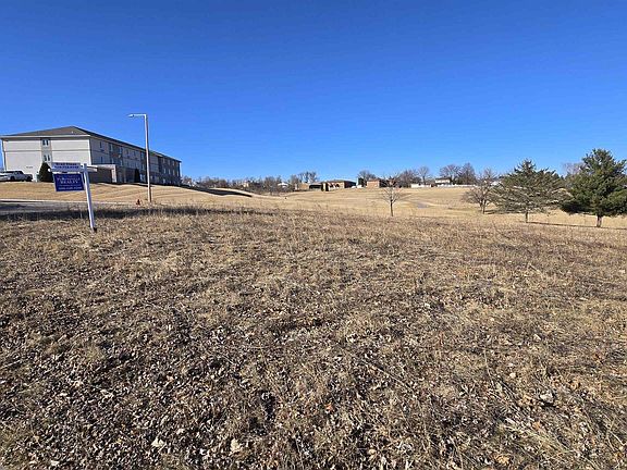 5th image of 210 Larch Ct