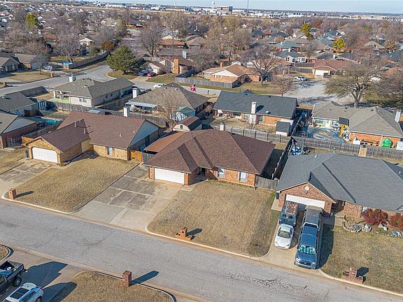 3rd image of 10121 Dover Dr