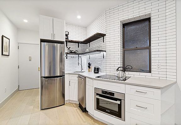 5th image of 47 E 7th St APT A5