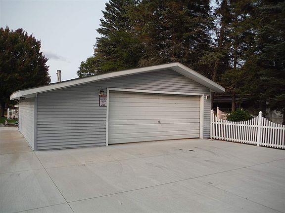 3rd image of 452 Ottawa Ln