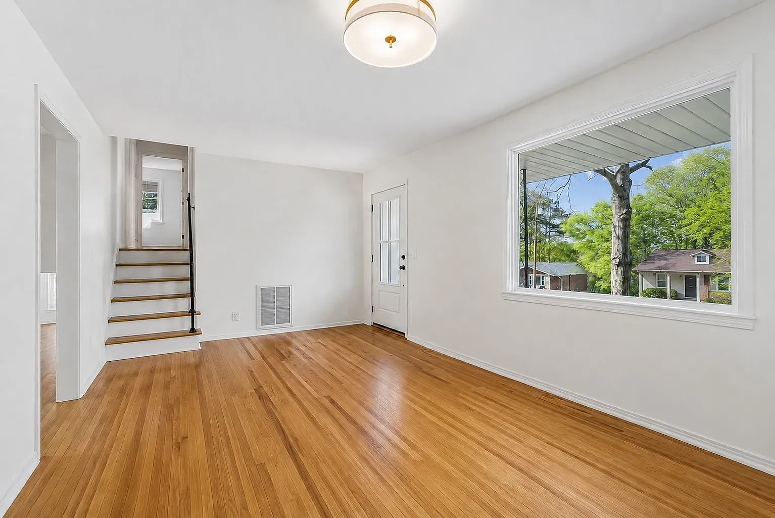 3 bed, 1924 sqft, $2,800 — Photo 4