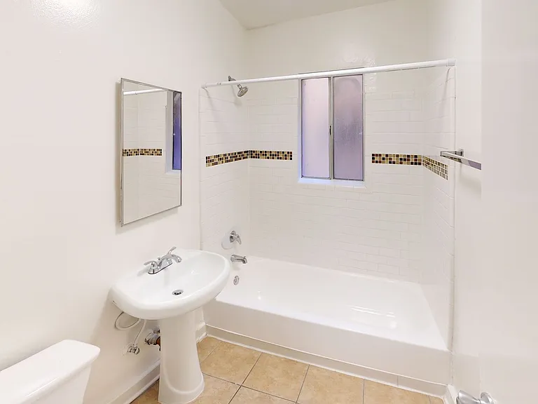 The Elmwood Apartments — Photo 10
