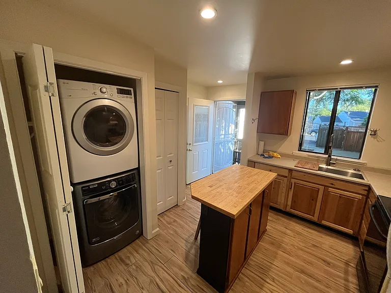 137 Pine Ave — Photo 9