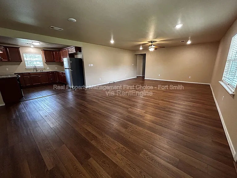 16 Charmont Dr — Photo 9
