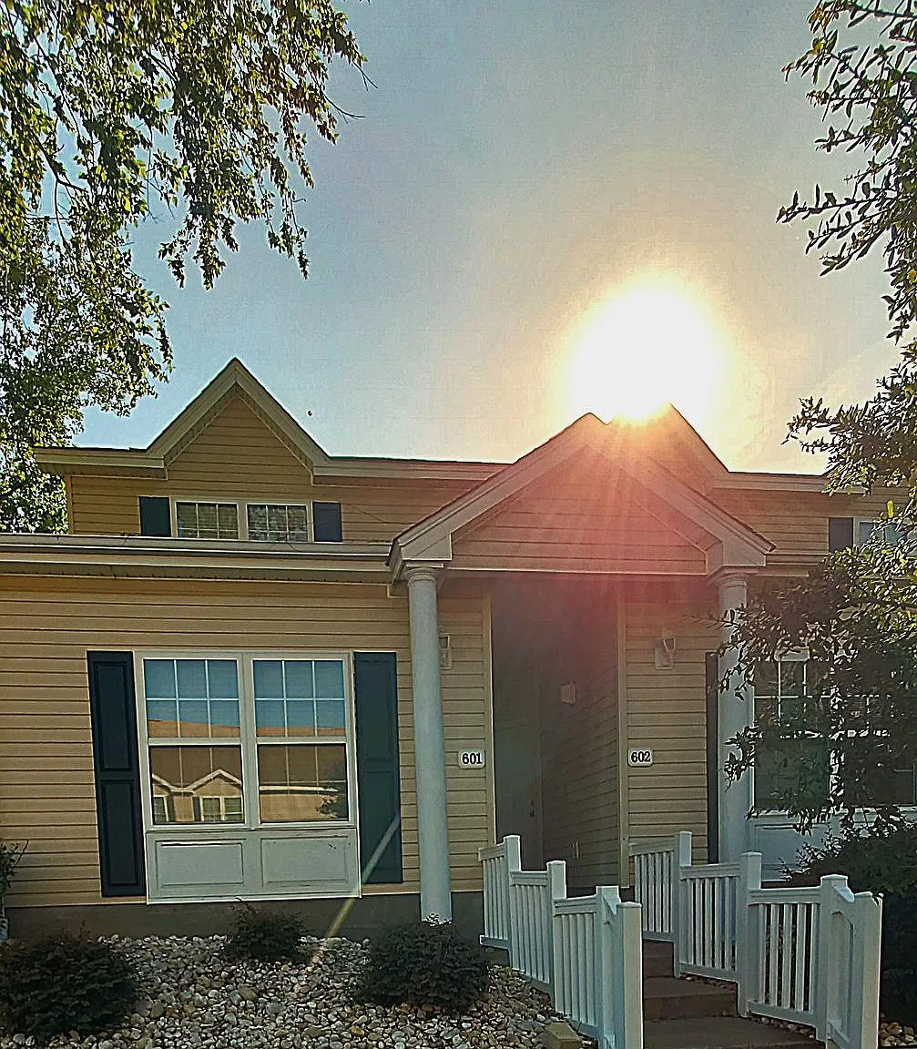 3 bed, 2.5 bath, 1276 sqft, $1,700 — Photo 1