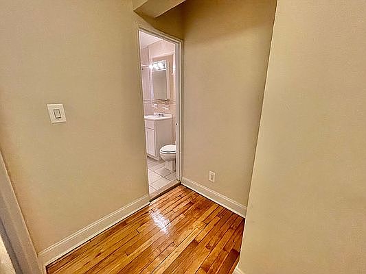 4th image of 14323 Barclay Ave