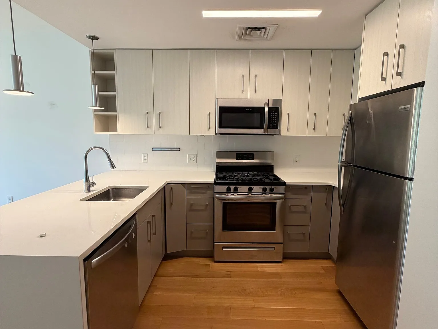 1 bed, 1.0 bath, $3,500 — Photo 1