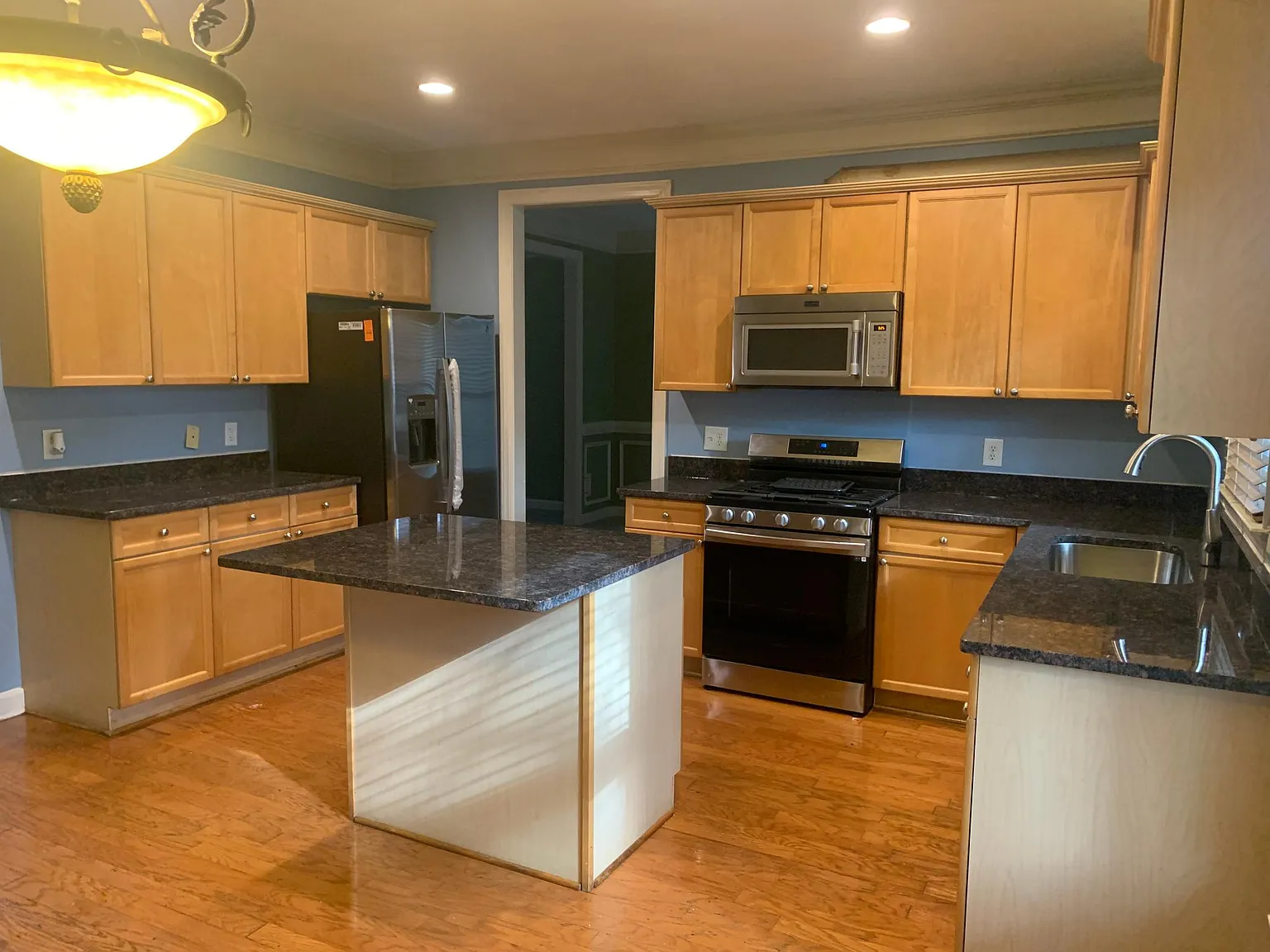 4 bed, 2.5 bath, 2600 sqft, $2,950 — Photo 3