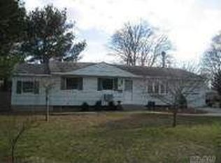 8 Holly Dr W, Sayville, NY 11782